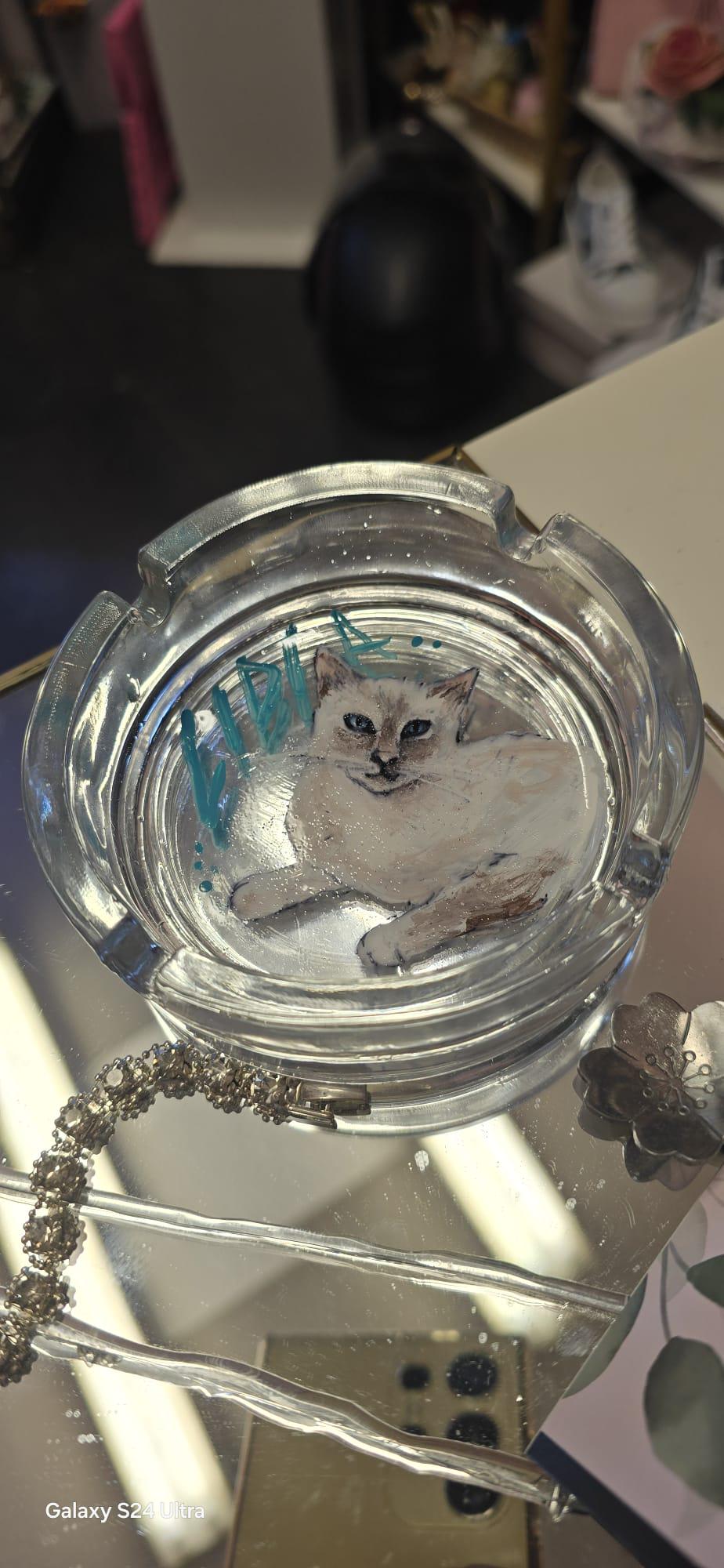 Posacenere Dipinto a Mano – Animale del Cuore Personalizzato 🐾 *Descrizione:* Posacenere artigianale dipinto interamente a mano con il soggetto del tuo *animale del cuore*: cane, gatto o altro animale speciale che vuoi portare sempre con te, anche in un oggetto quotidiano