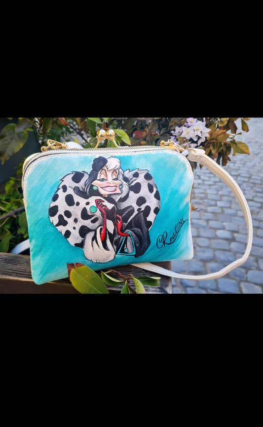 Borsa Dipinta a Mano Crudelia Demon - Accessorio Unico e Personalizzato - Stile Vintage e Raffinato Descrizione: Aggiungi un tocco di personalità al tuo look con questa borsa artigianale dipinta a mano, ispirata al personaggio iconico di Crudelia Demon. Ogni borsa è un’opera unica, realizzata con cura e passione, e rappresenta l'essenza audace e sofisticata della famosa villain