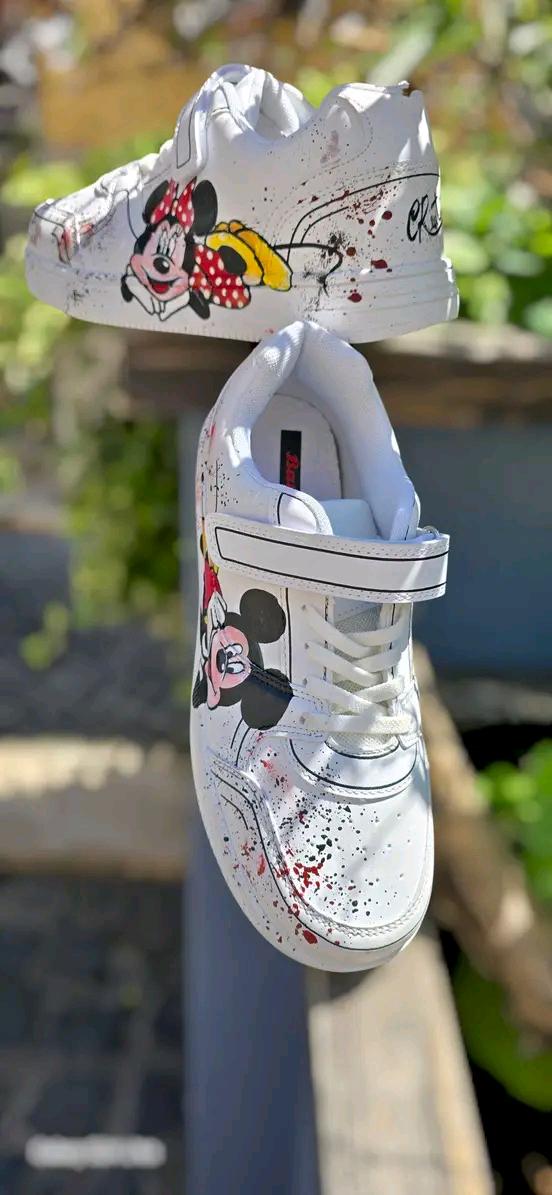 ❤️ Scarpe Bata Dipinte a Mano – Minnie &amp; Topolino 🎨👟 🧩 *Coordinabile su richiesta:* È possibile ordinare *un portafoglio , una borsa o un giacchetto perfettamente abbinato* con lo stesso stile e soggetto