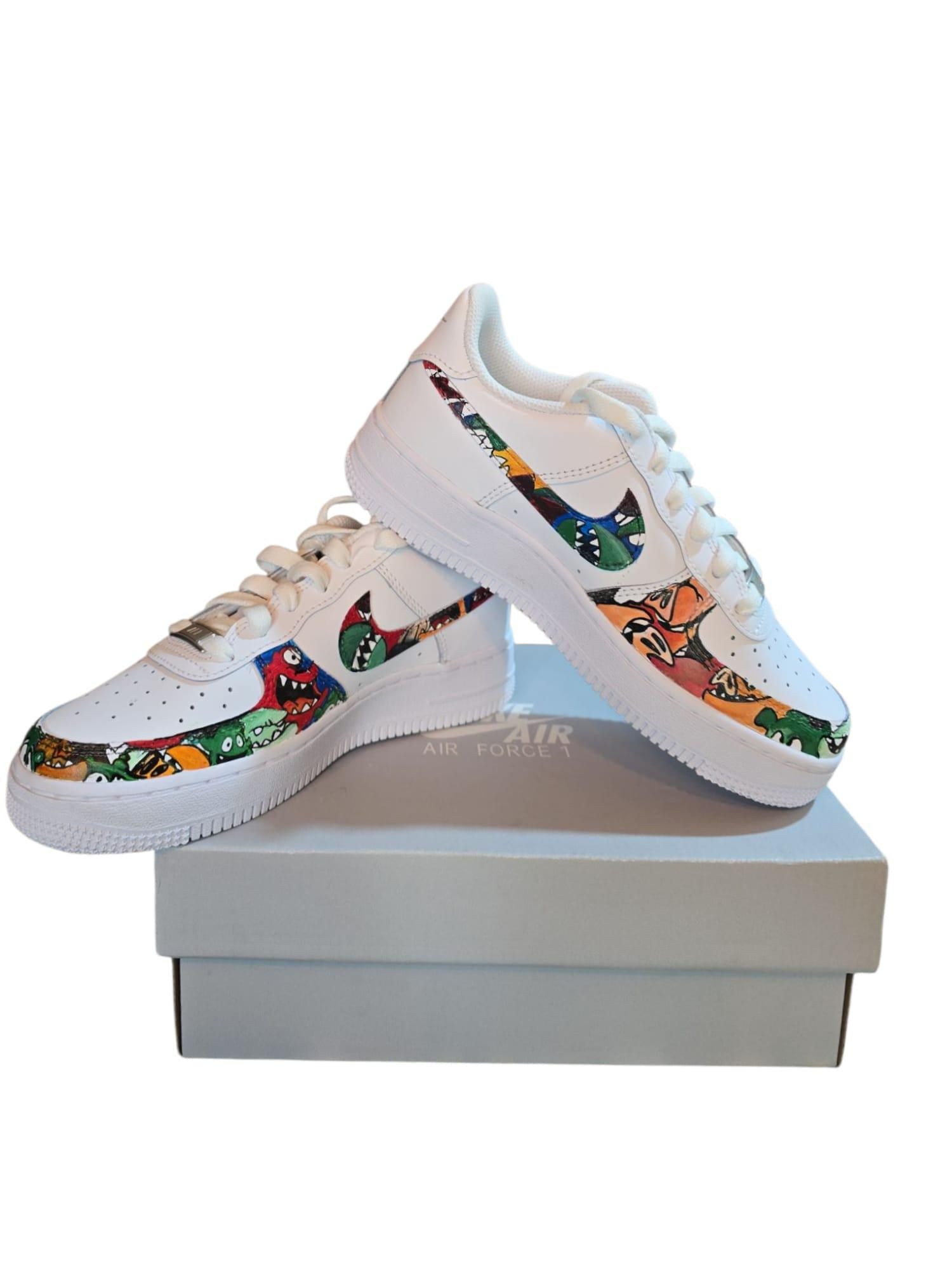 👟 Nike Air Force 1 Dipinte a Mano – Tema Mostriciattoli Colorati 🎨👾 Un’esplosione di colori, stile e originalità! Queste *Nike Air Force 1* sono *dipinte interamente a mano* con un disegno unico di *mostriciattoli cartoon*, perfette per chi ama distinguersi e portare ai piedi un’opera d’arte. Ogni dettaglio è curato con precisione artigianale. 🎨✨ 🧩 *Coordinabile su richiesta:* È possibile ordinare *un portafoglio , una borsa o un giacchetto perfettamente abbinato* con lo stesso stile e soggetto ! 