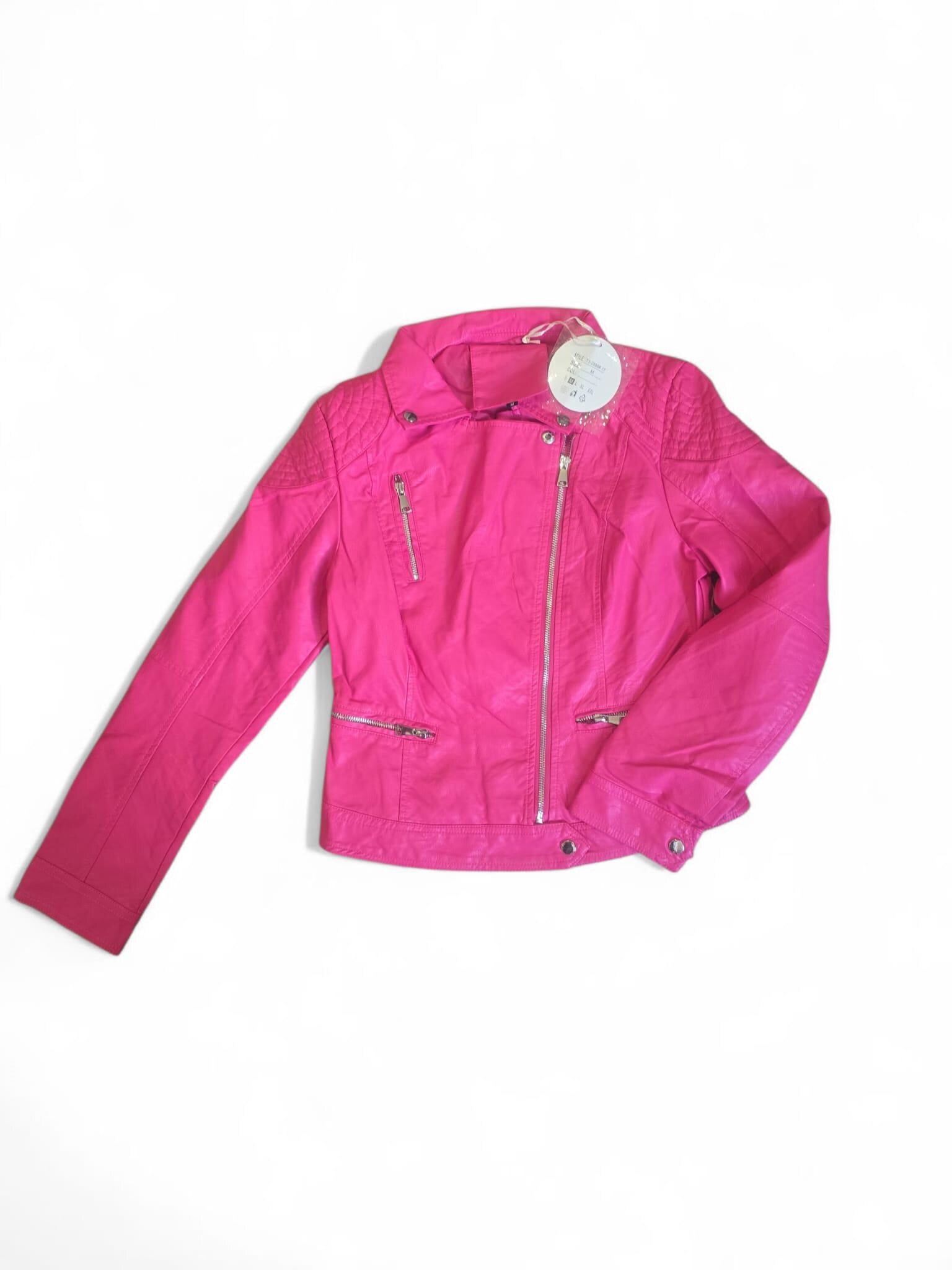 *🎨 Giacca in pelle dipinta a mano con soggetto principale ispirato al famoso Stregatto e la frase: *"Tutti i migliori sono matti"* 🐱✨ Un capo unico, originale e realizzato artigianalmente per chi ama distinguersi! 🧵 *Personalizzabile*: puoi richiedere variazioni del personaggio, della frase o anche del tipo di tessuto (ad esempio ecopelle, jeans o altro materiale a scelta). 