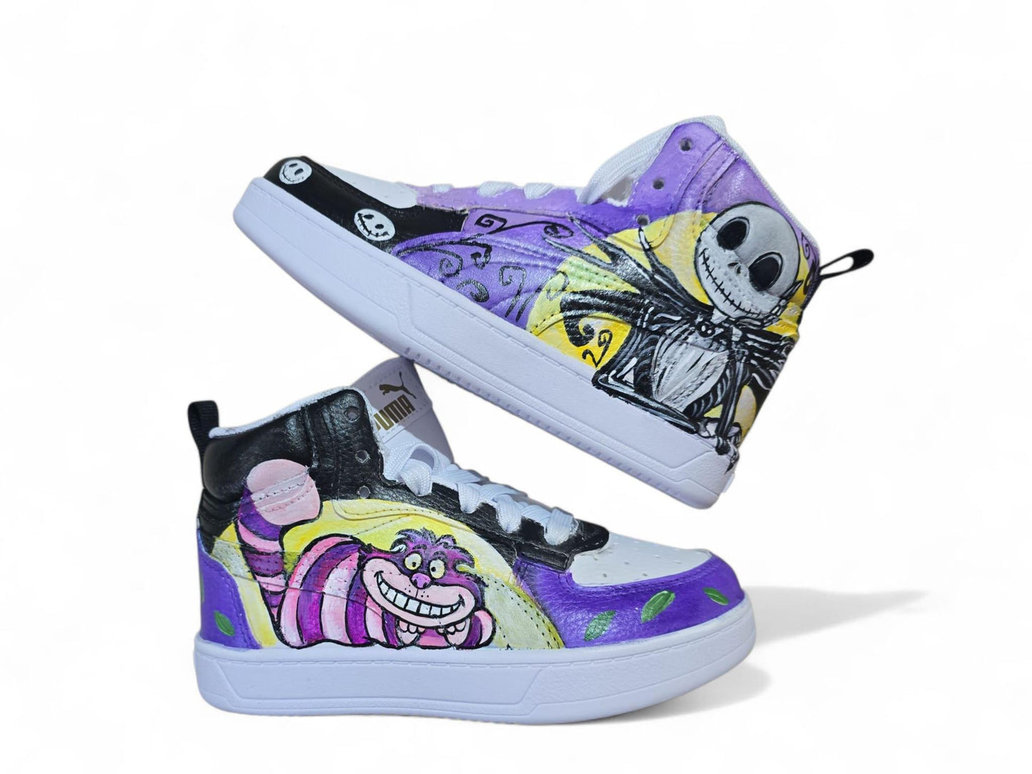 *Scarpe Puma bambino/bambina dipinte a mano 🎨* Un paio unico e originale: una scarpa con lo *Stregatto* e l’altra con *Jack di Nightmare Before Christmas*, realizzate a mano con *colori acrilici di alta qualità*, resistenti e durevoli. Ideale per piccoli fan dell’arte e dei cartoni, o come regalo speciale! La base è una *scarpa Puma*, ma su richiesta si può realizzare il disegno anche su altri modelli o numeri. 