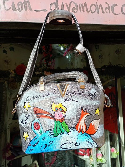 Borsa Dipinta a Mano – Il Piccolo Principe – “L’essenziale è invisibile agli occhi” –Pelle Ecopelle – Personalizzabile