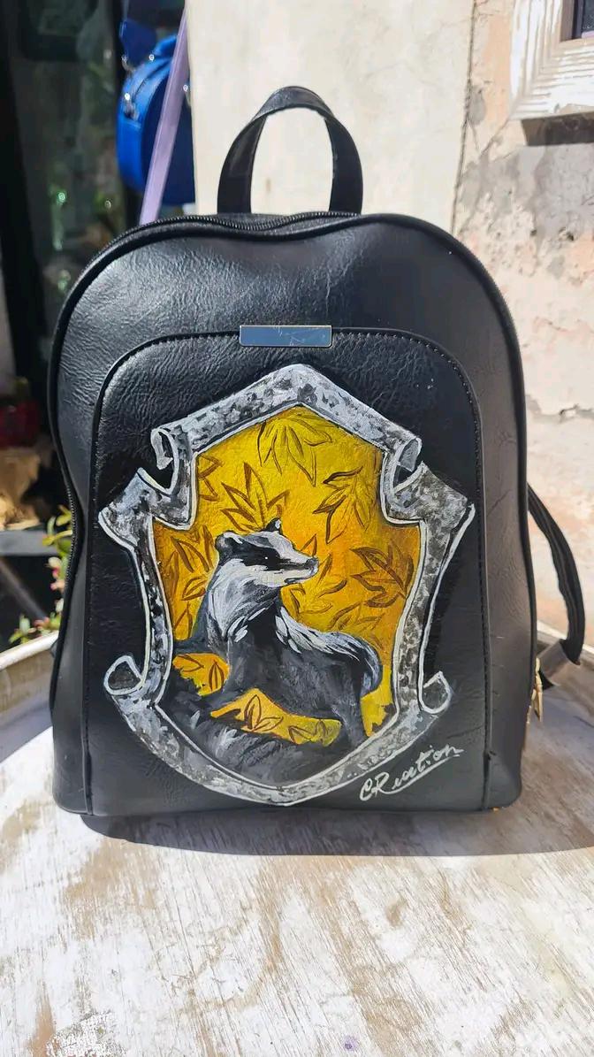 Zaino Dipinto a Mano - Tasso Rosso Hogwarts | Ispirato a Harry Potter ✨ Prodotto unico e fatto a mano! ✨ 🧩 *Coordinabile su richiesta:* È possibile ordinare *un portafoglio o un giacchetto perfettamente abbinato* con lo stesso stile e soggetto ! Se sei un vero fan del mondo magico di Harry Potter e appartieni fieramente alla casa Tassorosso, questo zaino è perfetto per te!