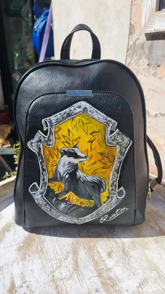 Zaino Dipinto a Mano - Tasso Rosso Hogwarts | Ispirato a Harry Potter ✨ Prodotto unico e fatto a mano! ✨ 🧩 *Coordinabile su richiesta:* È possibile ordinare *un portafoglio o un giacchetto perfettamente abbinato* con lo stesso stile e soggetto ! Se sei un vero fan del mondo magico di Harry Potter e appartieni fieramente alla casa Tassorosso, questo zaino è perfetto per te!