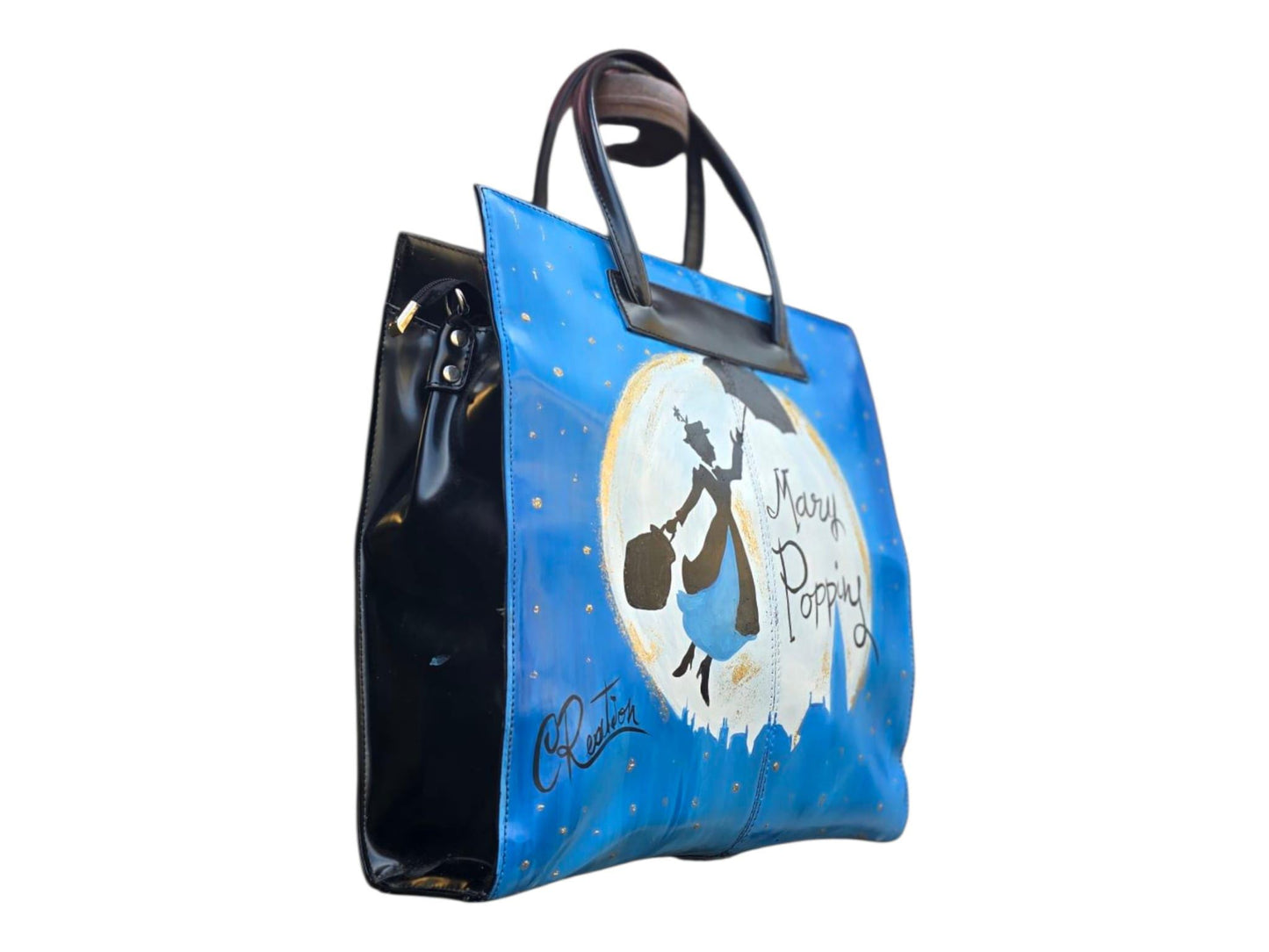 *Borsa blu dipinta a mano – Mary Poppins sotto la luna ✨☂️* 🧩 *Coordinabile su richiesta:* È possibile ordinare *un portafoglio o un giacchetto perfettamente abbinato* con lo stesso stile e soggetto ! Borsa rigida in ecopelle blu con manici corti neri, decorata interamente a mano con l’iconica silhouette di *Mary Poppins* in volo davanti alla luna. Un accessorio magico e senza tempo, ideale per chi ama distinguersi con stile e originalità. 🎨 *Dettagli:* - Ecopelle blu lucida
