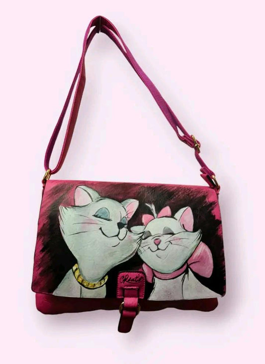 Borsa Dipinta a Mano con Personaggi degli Aristogatti - Borsa Unica in Ecopelle, Personalizzabile, Regalo Originale Descrizione: Questa borsa dipinta a mano è ispirata ai celebri personaggi del cartone animato Gli Aristogatti. Realizzata in ecopelle di alta qualità, la borsa presenta un'illustrazione unica che raffigura i simpatici gatti protagonisti. La pittura è realizzata con colori acrilici, che garantiscono una lunga durata e un aspetto vibrante