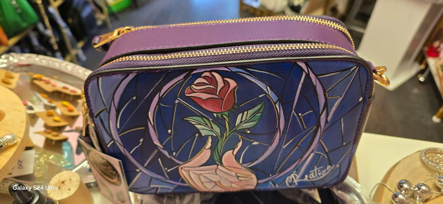 Borsa Dipinta a Mano - La Bella e la Bestia Porta con te la magia del celebre cartone La Bella e la Bestia con questa borsa dipinta a mano! Il design raffigura una mano che regge una rosa, simbolo iconico della storia senza tempo. 🧩 *Coordinabile su richiesta:* È possibile ordinare *un portafoglio o un giacchetto perfettamente abbinato* con lo stesso stile e soggetto ! La borsa che vedrai nelle foto è già stata venduta, ma verrà riprodotta identica nel soggetto principale.