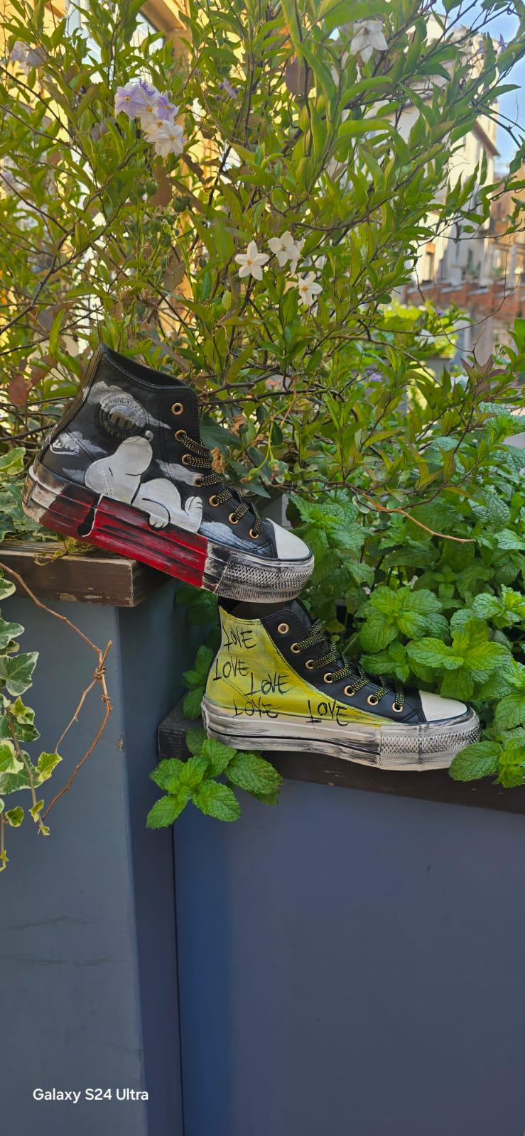 *Scarpe dipinte a mano - Tema Snoopy* Uniche, originali e realizzate interamente a mano! Queste scarpe personalizzate rendono omaggio al dolcissimo Snoopy, protagonista di tante avventure. Ogni dettaglio è dipinto con cura e precisione per portare sulla tua calzatura tutta la simpatia e la tenerezza del celebre cagnolino. 📦 Disponibilità: - Pronta consegna se disponibili in negozio - In caso di vendita in negozio, verrà realizzato un set simile su ordinazione: - Stesso soggetto principale - Possibili picco