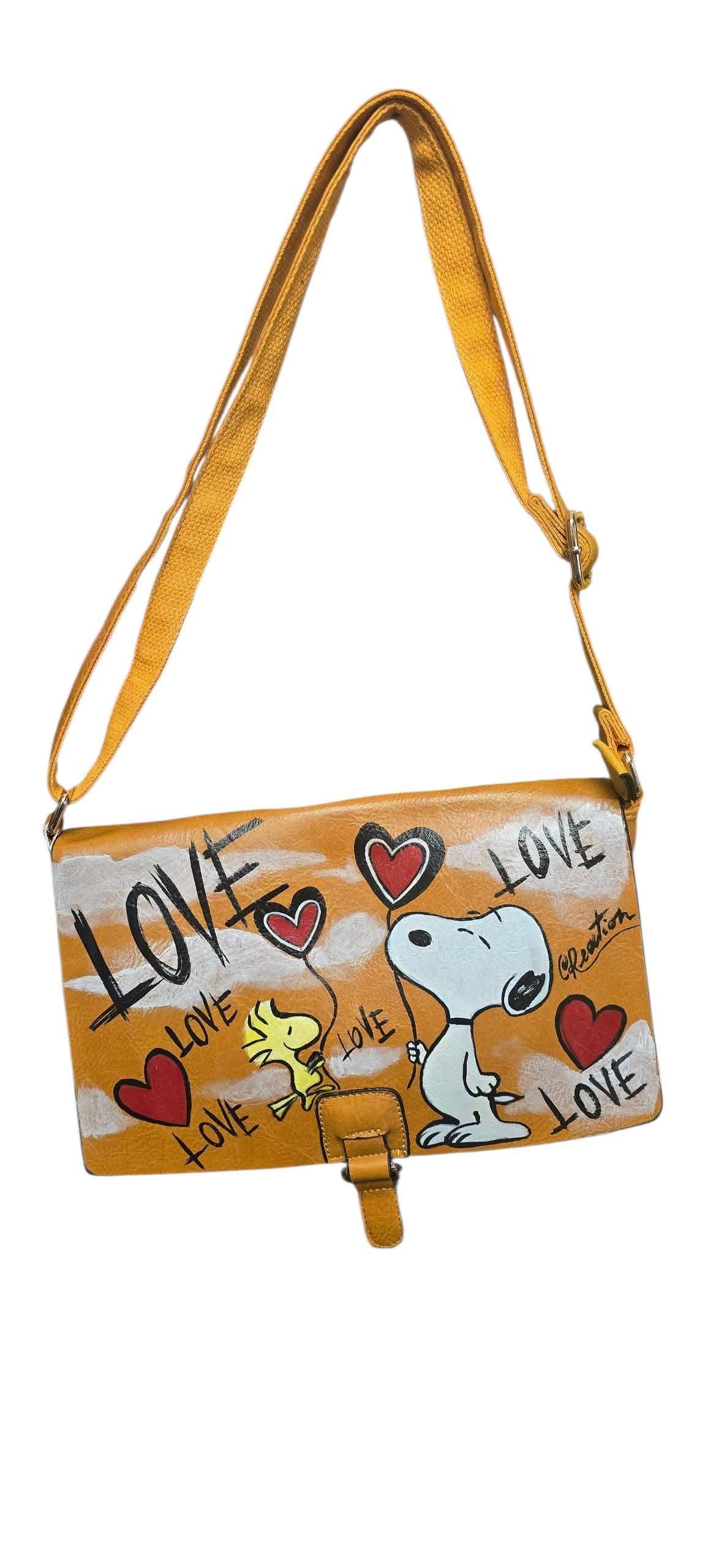 *Borsa Dipinta a Mano con Snoopy – “Love” e cuoricini – Ecopelle – Personalizzabile* 💌 *Coordinabile su richiesta:* È possibile ordinare *un portafoglio o un giacchetto abbinato* con lo stesso stile e soggetto! *Descrizione:* Questa borsa dipinta a mano celebra il dolcissimo *Snoopy*, accompagnato dalla scritta *“Love”* e tanti cuoricini ❤️🐾 Un accessorio tenero e colorato, pensato per chi vuole esprimere affetto, allegria e romanticismo con stile. • *Materiale:* Pelle/Ecopelle di alta qualità