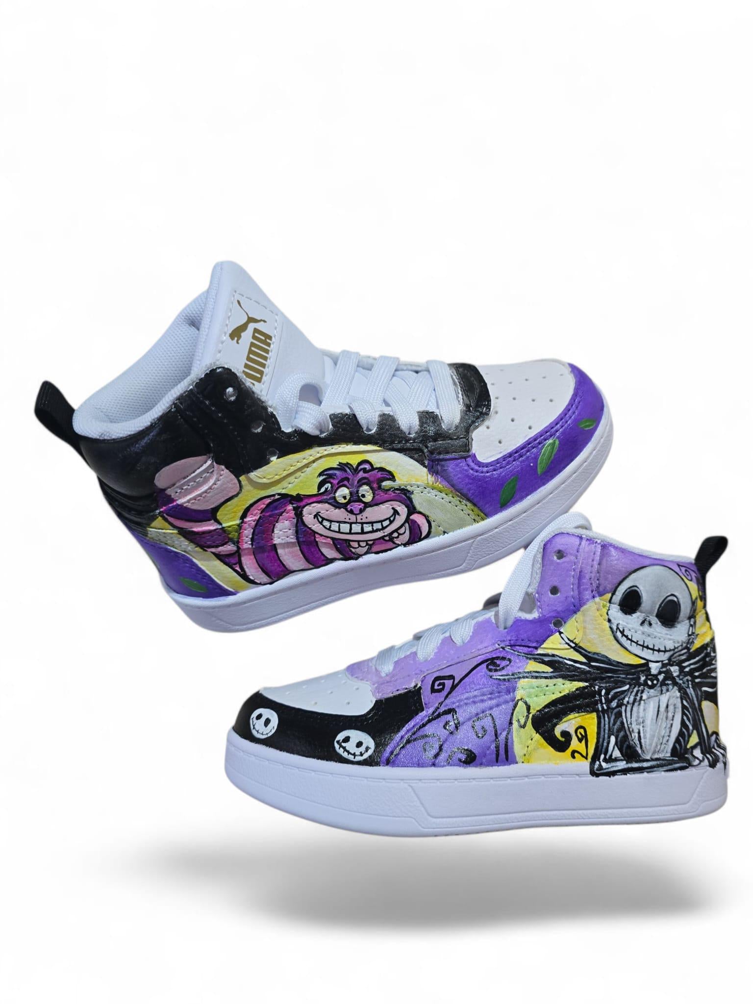 *Scarpe Puma bambino/bambina dipinte a mano 🎨* Un paio unico e originale: una scarpa con lo *Stregatto* e l’altra con *Jack di Nightmare Before Christmas*, realizzate a mano con *colori acrilici di alta qualità*, resistenti e durevoli. Ideale per piccoli fan dell’arte e dei cartoni, o come regalo speciale! La base è una *scarpa Puma*, ma su richiesta si può realizzare il disegno anche su altri modelli o numeri. 