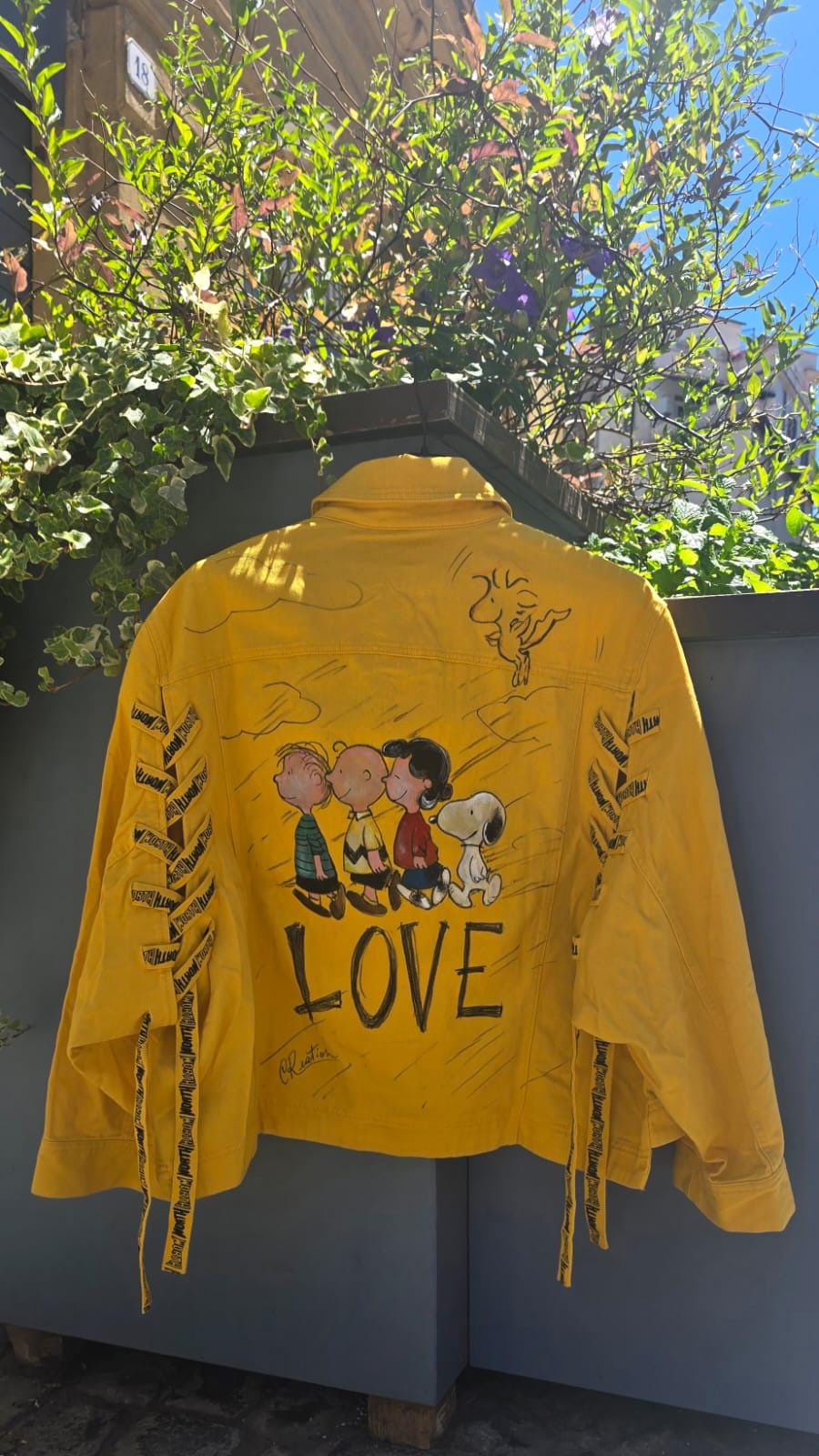 *Giacca Dipinta a Mano – Snoopy + Love ❤️🎨* Un capo originale, allegro e pieno di personalità! Questa *giacca dipinta a mano* ha come protagonista *Snoopy*, accompagnato da altri personaggi del mondo Peanuts e da una grande scritta decorativa *"LOVE"* sul retro. Perfetta per chi ama distinguersi con stile e dolcezza. 🧥 *Dettagli del prodotto:* - Giacca in jeans (disponibile anche in pelle su richiesta) - Taglia personalizzabile