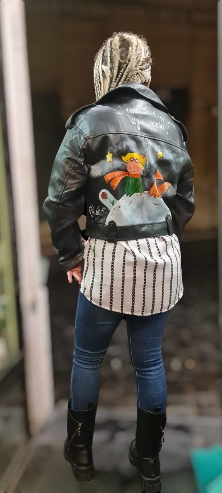 Giacca Dipinta a Mano - Il Piccolo Principe | Moda Unica e Ispiratrice 🧩 *Coordinabile su richiesta:* È possibile ordinare *un portafoglio , una borsa o un giacchetto perfettamente abbinato* con lo stesso stile e soggetto ! Aggiungi un tocco di magia e poesia al tuo guardaroba con questa giacca dipinta a mano, che celebra il leggendario personaggio de Il Piccolo Principe. Realizzata con amore e passione, questa giacca è un'opera d'arte da indossare, perfetta per chi cerca un capo unico che racconti una sto