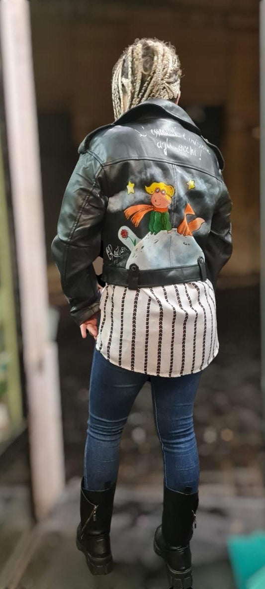 Giacca Dipinta a Mano - Il Piccolo Principe | Moda Unica e Ispiratrice 🧩 *Coordinabile su richiesta:* È possibile ordinare *un portafoglio , una borsa o un giacchetto perfettamente abbinato* con lo stesso stile e soggetto ! Aggiungi un tocco di magia e poesia al tuo guardaroba con questa giacca dipinta a mano, che celebra il leggendario personaggio de Il Piccolo Principe. Realizzata con amore e passione, questa giacca è un'opera d'arte da indossare, perfetta per chi cerca un capo unico che racconti una sto