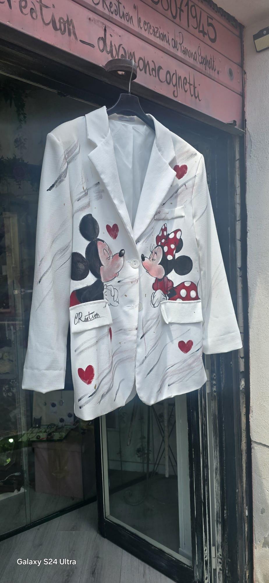 *Giacca Donna Dipinta a Mano – Minnie &amp; Topolino* 🎨👩🎨 Giacca in taglia unica, perfetta per rendere il tuo outfit unico e originale! Dipinta interamente a mano con amore e cura nei dettagli, presenta come soggetto principale una dolcissima scena di *Minnie e Topolino*, simbolo intramontabile di amore e complicità. ❤️🐭🎀 🧥 *Taglia unica* (vestibilità comoda) 🎨 Ogni giacca è un pezzo unico: possono esserci piccole variazioni che rendono il tuo capo ancora più speciale! 📦 Disponibilità: - Pronta cons