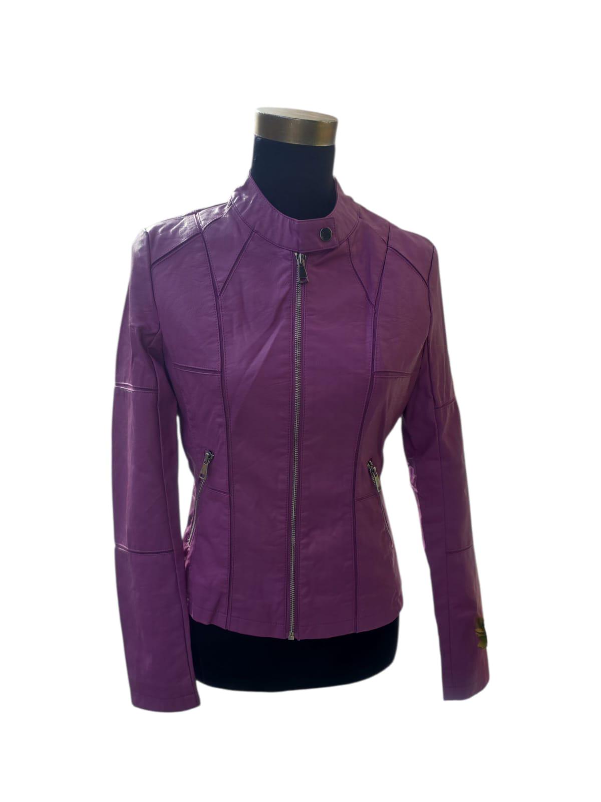 *✨ Giacca Dipinta a Mano – Rosa Incantata La Bella e la Bestia ✨* *Taglia disponibile: S donna* (contattami per altre taglie) Materiale: *Ecopelle/Pelle di alta qualità* Tecnica: *Colori acrilici professionali resistenti all’acqua e all’usura* Porta un tocco di magia nel tuo outfit con questa giacca artigianale ispirata a una delle storie più amate di sempre! 🌹✨ Il soggetto principale è *la Rosa Incantata della Bella e la Bestia*