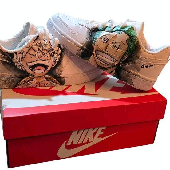 Nike Air Force 1 Personalizzate – Tema One Piece 🎨🏴☠️ Per i veri fan di One Piece e per chi vuole distinguersi con stile, ecco le Nike Air Force 1 dipinte a mano con un’esclusiva personalizzazione ispirata al celebre anime! Ogni paio è decorato a mano con colori acrilici professionali e sigillato per garantire resistenza e durata nel tempo. Un prodotto unico, perfetto per chi ama la moda, l’arte e l’universo dei pirati! ⚓🔥 🧩 *Coordinabile su richiesta:* È possibile ordinare *un portafoglio , una borsa o