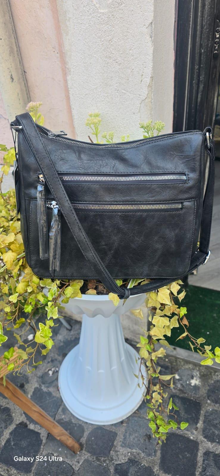 *Borsa dipinta a mano – Il Piccolo Principe e la Volpe* 🌙🦊 Citazione: “L’essenziale è invisibile agli occhi” 🧩 *Coordinabile su richiesta:* È possibile ordinare *un portafoglio o un giacchetto perfettamente abbinato* con lo stesso stile e soggetto ! Borsa in ecopelle nera dipinta interamente a mano con il dolcissimo tema de *Il Piccolo Principe*, protagonista sulla luna con la volpe e una pioggia di stelle. Un pezzo unico e poetico, perfetto per chi ama distinguersi con stile e significato