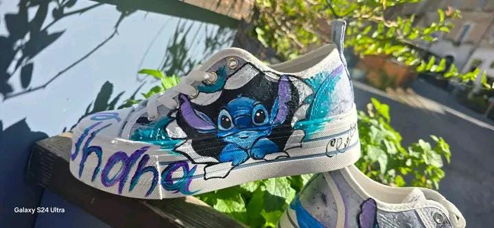 *Scarpe Dipinte a Mano – Tema Stitch* 🎨👟 Per chi ama l’arte e i personaggi iconici, queste scarpe personalizzate con Stitch, il simpatico protagonista del famoso cartone animato, sono il tocco perfetto per distinguersi! Ogni paio è interamente dipinto a mano con colori acrilici di alta qualità e sigillato per garantire resistenza e durata nel tempo. 🖌️ *Dettagli del prodotto:* - Scarpe personalizzate a mano - Tema: Stitch - Colori acrilici professionali + finitura protettiva - Possibilità di realizzare s