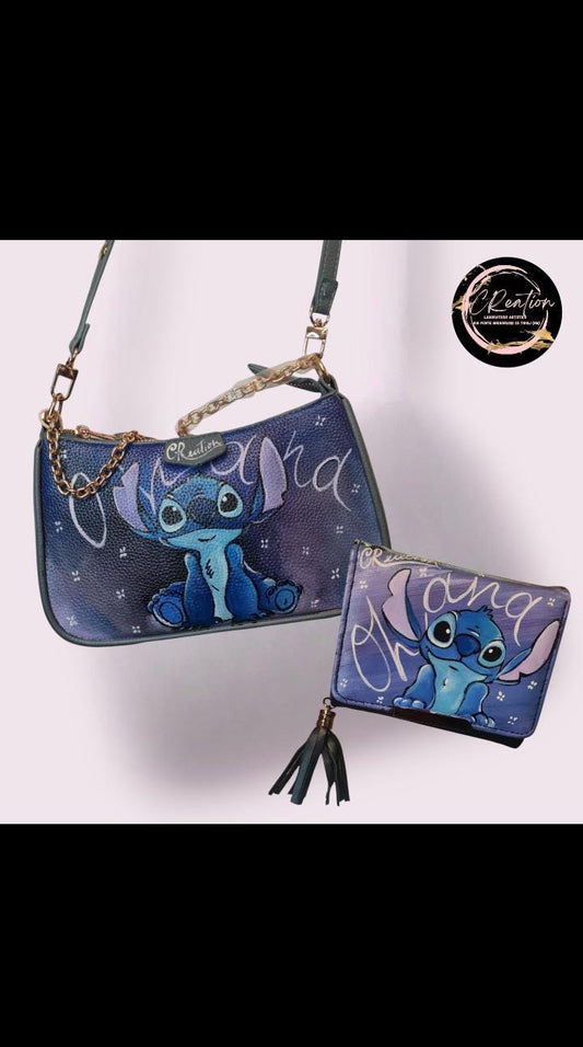 Set Borsa + Portafoglio Dipinti a Mano - Stitch con Scritta "Ohana" - Accessori Unici e Artigianali Descrizione: Aggiungi un tocco di magia e amore familiare al tuo stile con questo set esclusivo di borsa e portafoglio, entrambi dipinti a mano con il simpatico Stitch e la scritta "Ohana". Questo set, ispirato al famoso personaggio di Lilo &amp; Stitch