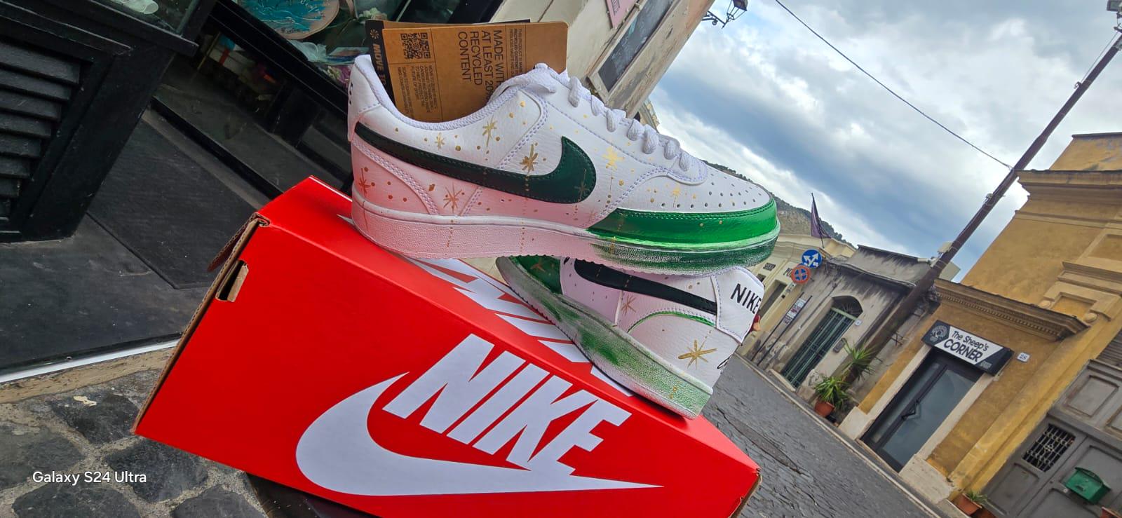 Scarpe Nike dipinte a mano – Trilly | Scarpe personalizzate uomo/donna disponibili in tutti i numeri *Descrizione:* ✨ Esprimi la tua magia con queste *scarpe Nike dipinte a mano* ispirate a *Trilly*, la fatina più amata! Ogni paio è un pezzo unico, realizzato con cura artigianale e colori acrilici di alta qualità resistenti all'acqua e all’usura. ✔ Disponibili su richiesta in *tutte le taglie Nike