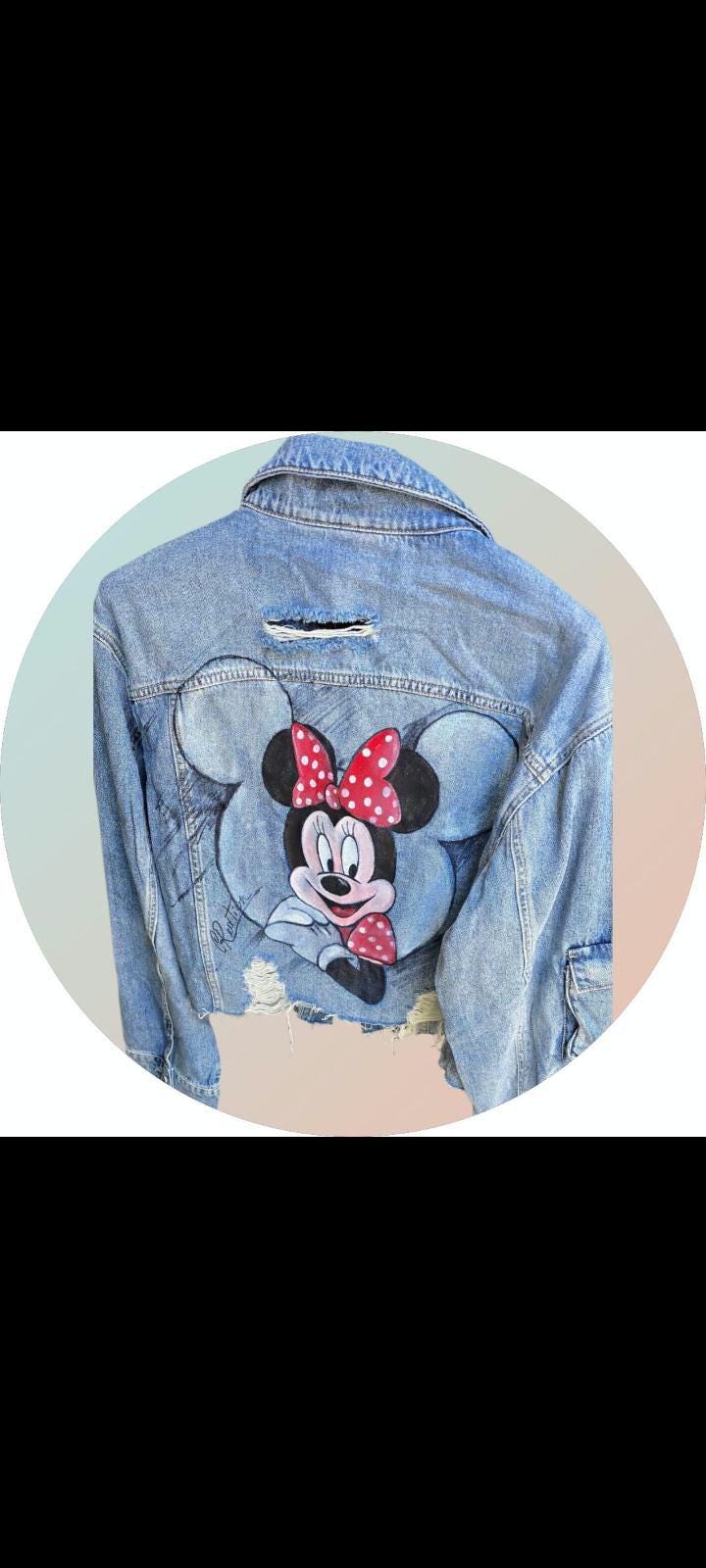 Giacca Donna Dipinta a Mano – Minnie 🎨🎀 🧩 *Coordinabile su richiesta:* È possibile ordinare *un portafoglio , una borsa o delle scarpe perfettamente abbinate* con lo stesso stile e soggetto ! Un tocco di dolcezza e stile senza tempo! Questa giacca in jeans da donna taglia L è dipinta interamente a mano con colori acrilici professionali, e ha come protagonista la storica e iconica Minnie, compagna inseparabile di Topolino e simbolo dell’infanzia di generazioni. Ogni dettaglio è curato con amore e precisio