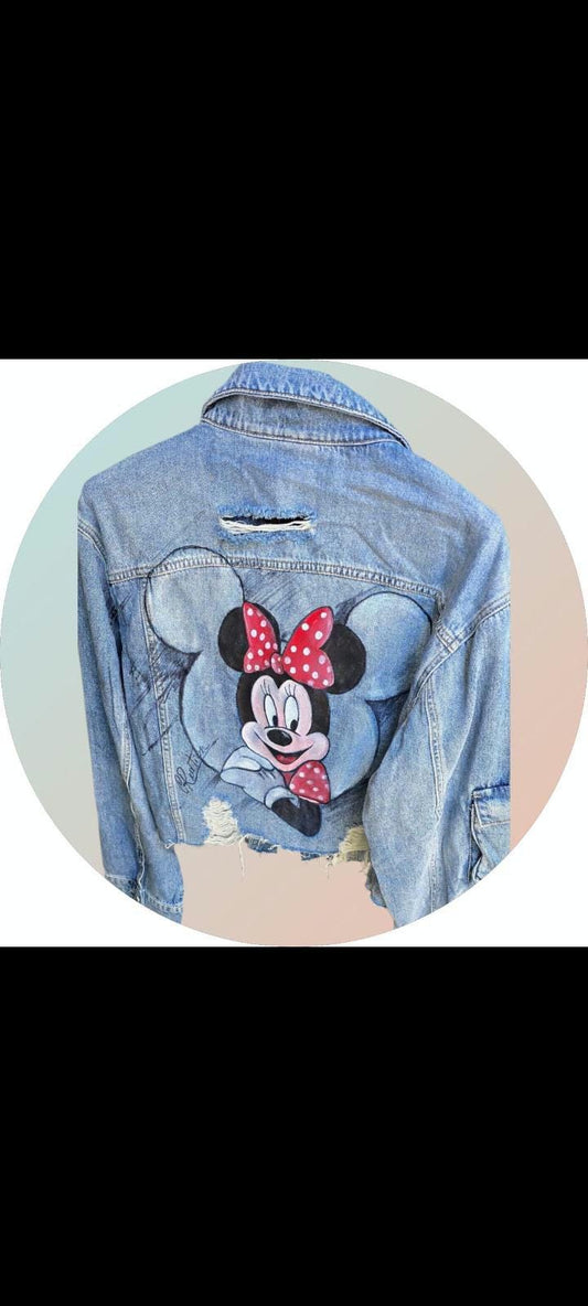 Giacca Donna Dipinta a Mano – Minnie 🎨🎀 🧩 *Coordinabile su richiesta:* È possibile ordinare *un portafoglio , una borsa o delle scarpe perfettamente abbinate* con lo stesso stile e soggetto ! Un tocco di dolcezza e stile senza tempo! Questa giacca in jeans da donna taglia L è dipinta interamente a mano con colori acrilici professionali, e ha come protagonista la storica e iconica Minnie, compagna inseparabile di Topolino e simbolo dell’infanzia di generazioni. Ogni dettaglio è curato con amore e precisio