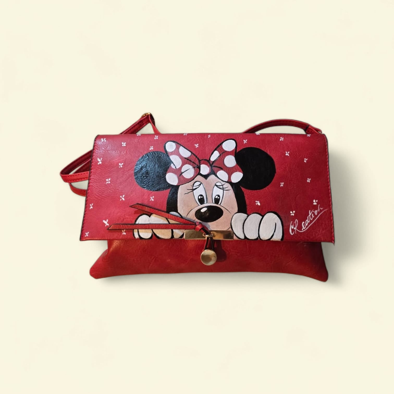 *Descrizione* &nbsp;
✨ Borsa unica e romantica, dipinta interamente a mano con il dolcissimo soggetto di Minnie 💕 &nbsp;
Realizzata su base in pelle/ecopelle di alta qualità, resistente e capiente, perfetta per l’uso quotidiano o come idea regalo originale. I colori utilizzati sono acrilici professionali per tessuti, resistenti all’acqua e al tempo.