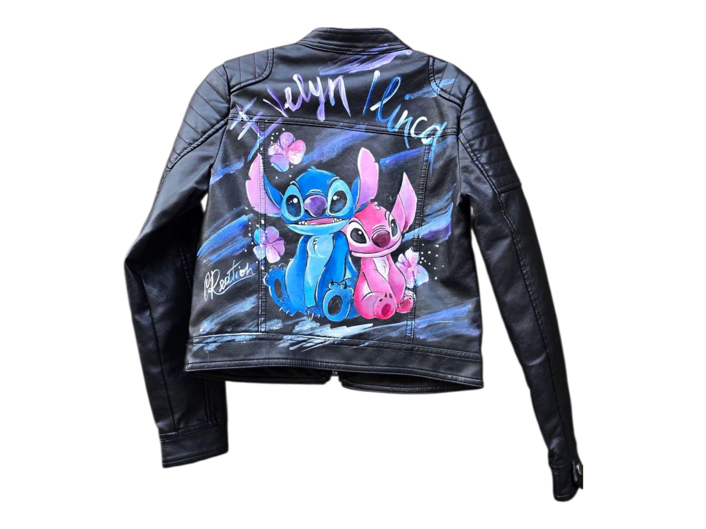 Giacca in ecopelle per bambini dipinta a mano – Stitch personalizzabile con nome 🧵* 🧩 *Coordinabile su richiesta:* È possibile ordinare *un portafoglio , una borsa o un giacchetto perfettamente abbinato* con lo stesso stile e soggetto ! Giacca in ecopelle nera per bambine o bambini, dipinta interamente a mano con il tenerissimo *Stitch*! Un capo unico, perfetto per i piccoli fan Disney, personalizzabile con il *nome del bambino* o solo con il personaggio, a seconda della preferenza