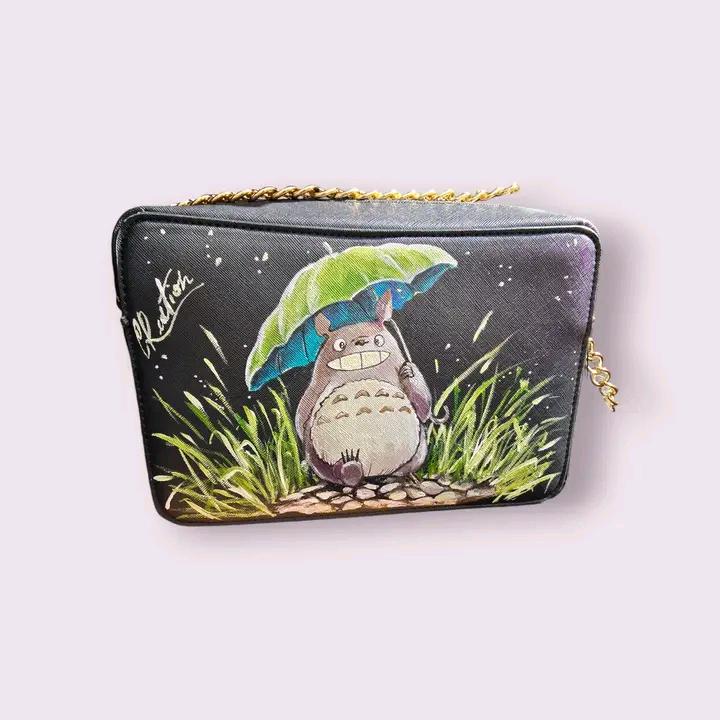 *Borsa Dipinta a Mano – Totoro 🦝🌿* Aggiungi un tocco di *magia* e *naturalità* al tuo look con questa *borsa dipinta a mano* raffigurante *Totoro*, il celebre personaggio del famoso cartone animato giapponese! 🎨 Realizzata con *colori acrilici di alta qualità*, questa borsa è perfetta per chi ama i personaggi animati e desidera portare con sé un pezzo di *naturalezza* e *gioia*. 🌟 Ogni borsa è un pezzo unico, dipinto con cura e attenzione ai dettagli per rendere *Totoro* ancora più affascinante e specia