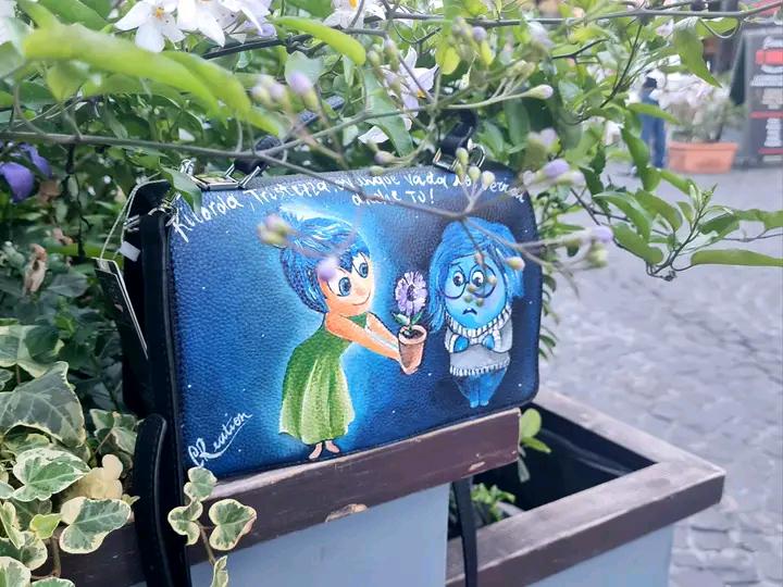 Borsa Dipinta a Mano - Inside Out | Pezzo Unico Artigianale ✨ Un accessorio magico per gli amanti della creatività e delle emozioni! ✨ Questa borsa unica è interamente dipinta a mano con colori acrilici resistenti e raffigura i simpatici e amati personaggi di Inside Out! Perfetta per chi ama il mondo Disney-Pixar e vuole portare sempre con sé un tocco di fantasia e colore. 