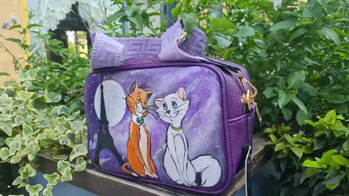 "Borsa Aristogatti dipinta a mano in ecopelle | Lavabile fino a 40°C | Unica e artigianale" 🧩 *Coordinabile su richiesta:* È possibile ordinare *un portafoglio o un giacchetto perfettamente abbinato* con lo stesso stile e soggetto ! Descrizione: Questa borsa artigianale è un omaggio ai dolcissimi Aristogatti! Dipinta a mano con colori acrilici di alta qualità su ecopelle resistente, è l'accessorio perfetto per gli amanti dell'arte e dei classici Disney. La foto mostrata si riferisce a un prodotto già vendu