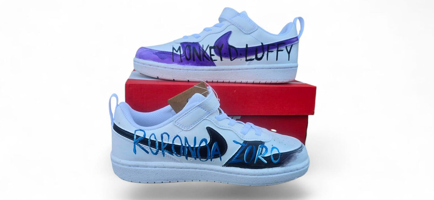 *Scarpe Nike dipinte a mano – Zoro &amp; personaggi One Piece ⚔️* Un’esplosione di stile per veri fan di *One Piece*! Queste sneakers Nike sono state trasformate in un’opera d’arte unica: il protagonista è *Zoro*, accompagnato da altri iconici personaggi e scritte ispirate all’anime. Ogni dettaglio è realizzato a mano con colori acrilici resistenti e protetti da vernice finale. 📦 Disponibilità: - Pronta consegna se disponibili in negozio