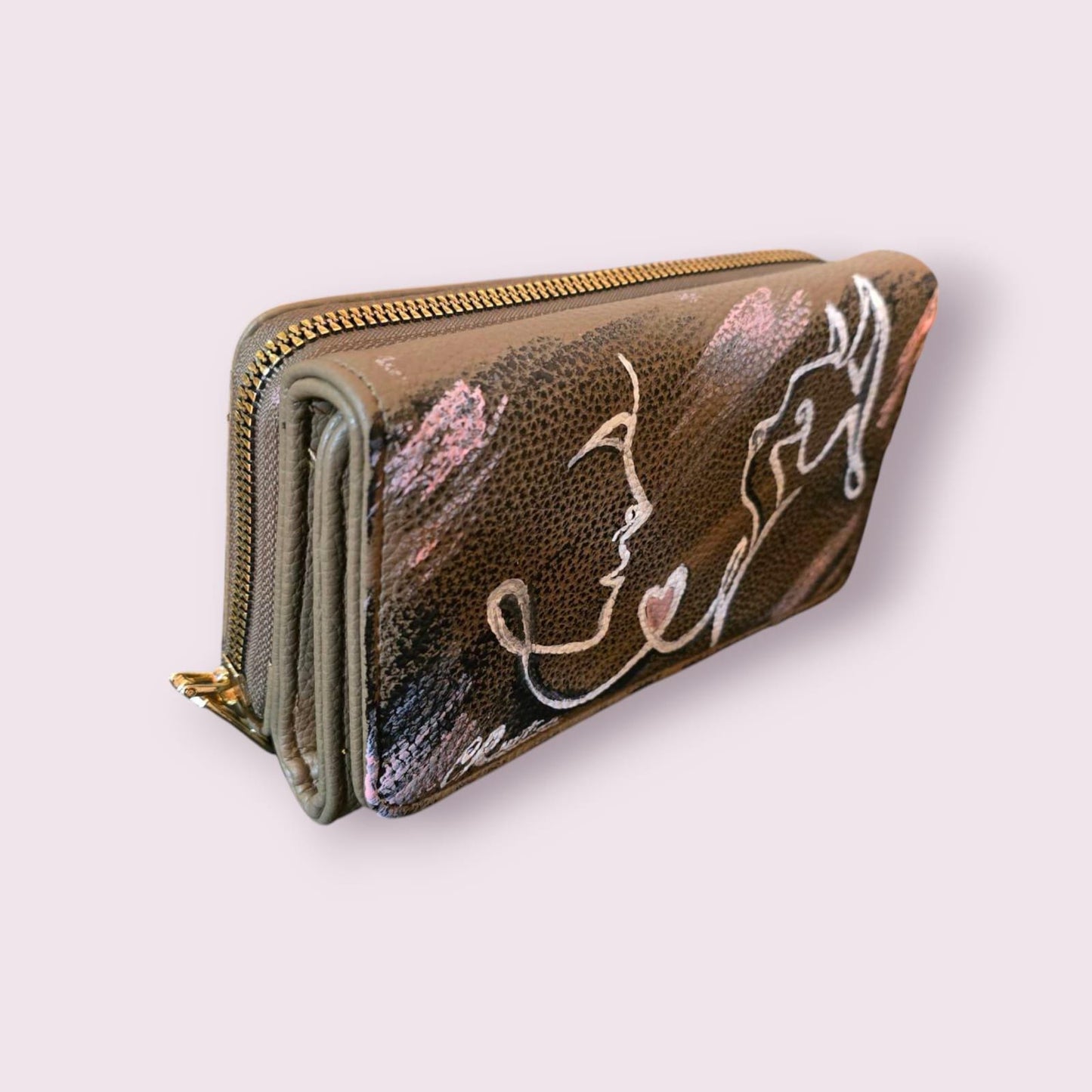 Portafoglio Dipinto a Mano – Sempre è per sempre 🎨 Portafoglio Dipinto a Mano 🎨 Porta con te un’opera d’arte con questo portafoglio in ecopelle, dipinto a mano con colori acrilici di alta qualità e ispirato all'amore per i propri animali. Un accessorio perfetto per chi ama il design artistico e gli oggetti unici. 📌 Dettagli Prodotto: ✔ Pezzo unico: Il prodotto in foto è stato venduto, ma verrà realizzato con lo stesso design su una borsa molto simile ✔ Materiale: Ecopelle ✔ Tecnica: Pittura acrilica a ma