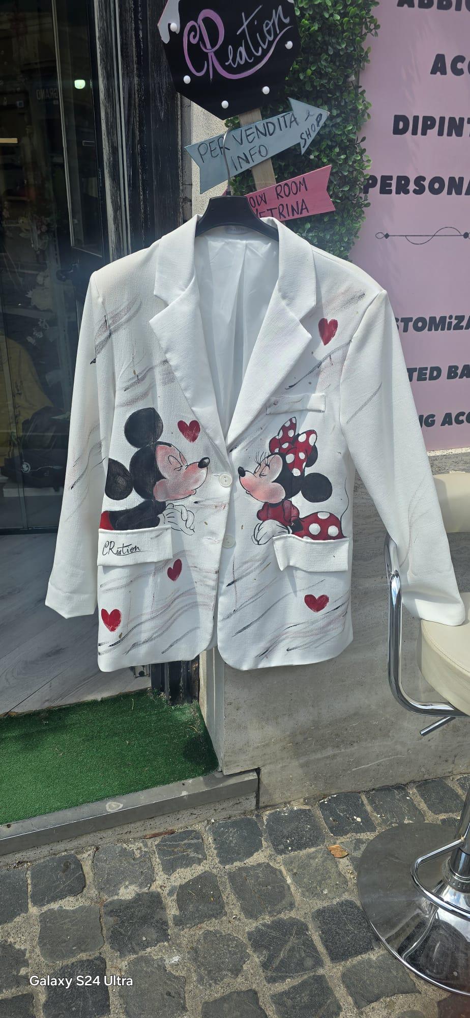 *Giacca Donna Dipinta a Mano – Minnie &amp; Topolino* 🎨👩🎨 Giacca in taglia unica, perfetta per rendere il tuo outfit unico e originale! Dipinta interamente a mano con amore e cura nei dettagli, presenta come soggetto principale una dolcissima scena di *Minnie e Topolino*, simbolo intramontabile di amore e complicità. ❤️🐭🎀 🧥 *Taglia unica* (vestibilità comoda) 🎨 Ogni giacca è un pezzo unico: possono esserci piccole variazioni che rendono il tuo capo ancora più speciale! 📦 Disponibilità: - Pronta cons