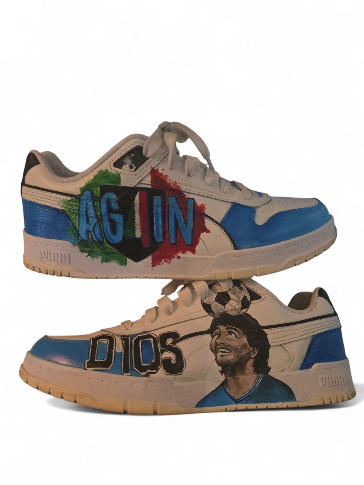 Scarpe Puma dipinte a mano – Maradona &amp; Scudetto Napoli • Arte da indossare • Custom sneakers --- *Descrizione prodotto:* ⚽ *Scarpe Puma dipinte a mano – Diego Armando Maradona &amp; Scudetto Napoli* Un omaggio unico e potente al Pibe de Oro e alla grandezza del Napoli. Un'opera d’arte da indossare, creata interamente a mano con *colori acrilici professionali*, resistenti a usura e intemperie. 👟 Ogni dettaglio è curato con passione: il ritratto di *Maradona*, i colori del *Napoli* e il simbolico *scude