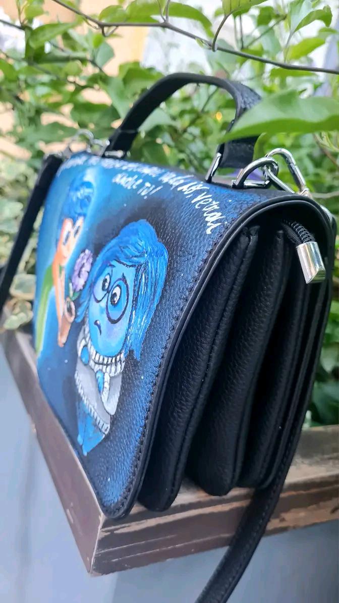 Borsa Dipinta a Mano - Inside Out | Pezzo Unico Artigianale ✨ Un accessorio magico per gli amanti della creatività e delle emozioni! ✨ Questa borsa unica è interamente dipinta a mano con colori acrilici resistenti e raffigura i simpatici e amati personaggi di Inside Out! Perfetta per chi ama il mondo Disney-Pixar e vuole portare sempre con sé un tocco di fantasia e colore. 