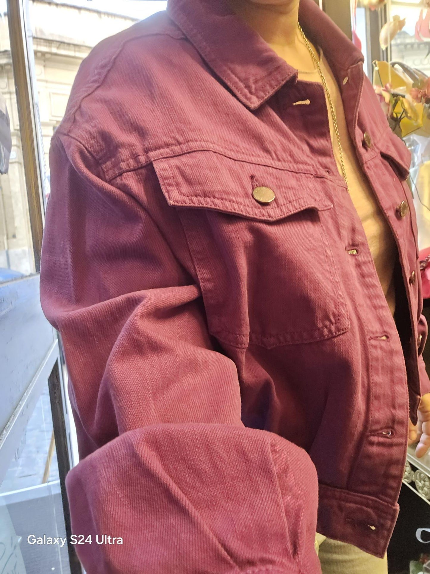 Giacca Donna Dipinta a Mano – Stregatto 🎨🐱👓 Un capo unico, ironico e ricco di magia! Questa giacca in jeans da donna taglia L è dipinta interamente a mano con colori acrilici professionali, e ha come soggetto l’inconfondibile Stregatto, il celebre gatto sorridente di Alice nel Paese delle Meraviglie. Ogni dettaglio è realizzato con cura artigianale: un mix perfetto tra stile, fantasia e creatività! 🌈✨ 🧩 *Coordinabile su richiesta:* È possibile ordinare *un portafoglio , una borsa perfettamente abbinato