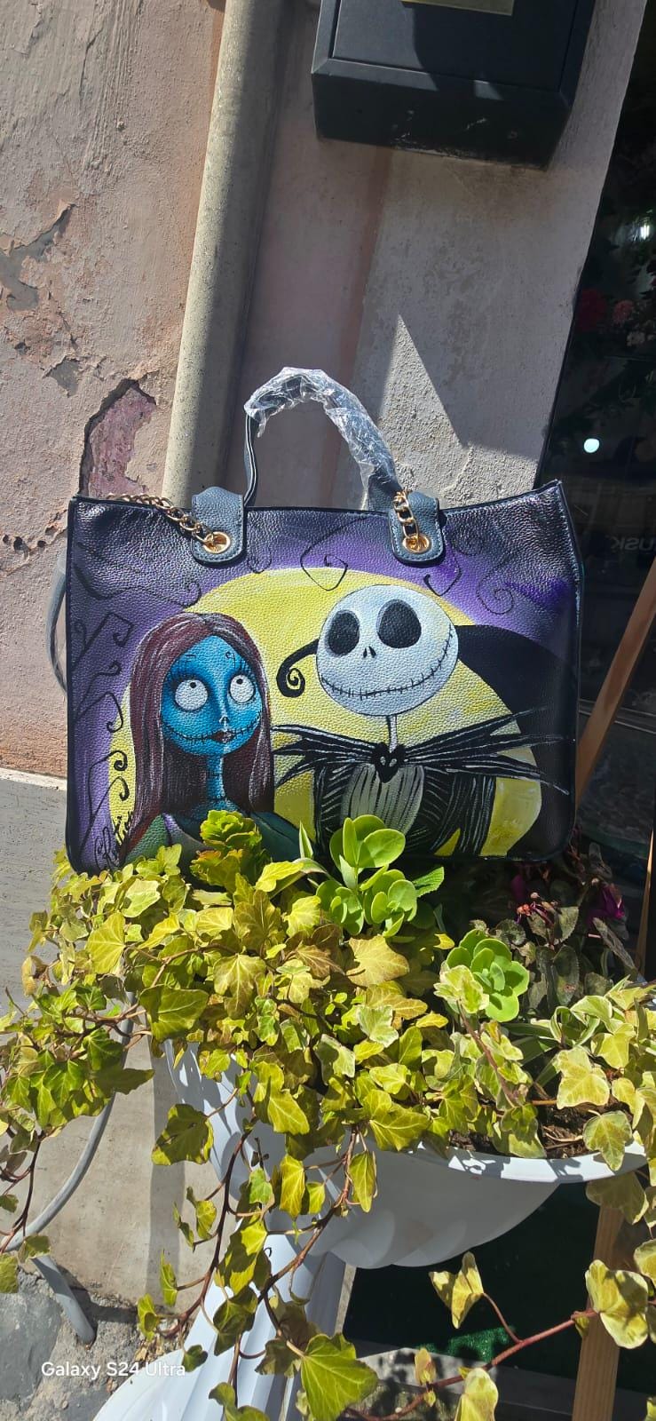 *Borsa Dipinta a Mano – Jack e Sally di Nightmare Before Christmas 🎃* 🧩 *Coordinabile su richiesta:* È possibile ordinare *un portafoglio o un giacchetto perfettamente abbinato* con lo stesso stile e soggetto ! Aggiungi un tocco di *magia gotica* e *romanticismo oscuro* al tuo look con questa *borsa dipinta a mano* che celebra i leggendari protagonisti di *Nightmare Before Christmas*: *Jack Skellington* e *Sally*! 🎨✨ Ogni borsa è realizzata con *colori acrilici di alta qualità* su *ecopelle resistente*, 