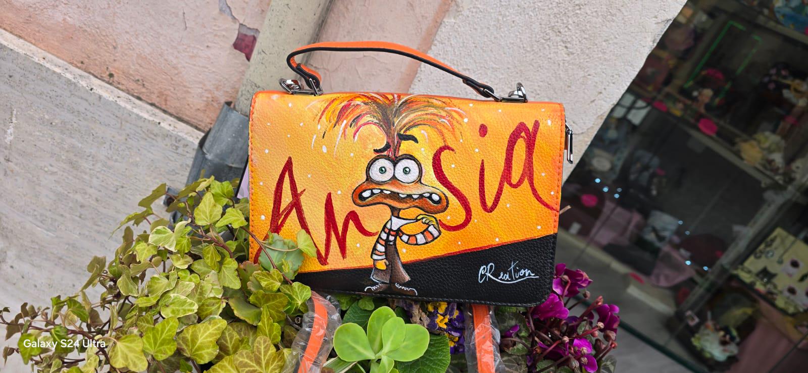  Il protagonista è Ansia, il personaggio iconico di Inside Out, perfettamente riprodotto per chi ama il mondo dell’animazione e gli accessori unici. 📌 Dettagli Prodotto: ✔ Pezzo unico: Il prodotto in foto è stato venduto, ma verrà realizzato con lo stesso design su una borsa molto simile ✔ Materiale: Ecopelle ✔ Tecnica: Pittura acrilica a mano ✔ Lavabile in lavatrice fino a 40° ✔ Tempi di realizzazione: Se non disponibile in pronta consegna, sarà realizzata in 2 giorni lavorativi ✔ Pezzo unico: Il prodotto