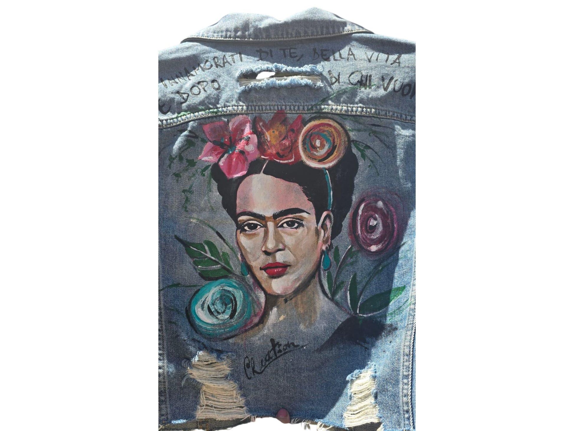 *Giacca di Jeans Dipinta a Mano – Frida Kahlo 🎨🌺* Un capo d’abbigliamento unico e d’impatto: giacca in jeans da donna, dipinta interamente a mano con *ritratto di Frida Kahlo*, icona di forza, arte e libertà. Sopra l’opera è riportata la frase *“Innamorati della vita e dopo di chi vuoi”*, per chi ama distinguersi con stile e significato. 🧩 *Coordinabile su richiesta:* È possibile ordinare *un portafoglio , una borsa o delle scarpe perfettamente abbinate* con lo stesso stile e soggetto !