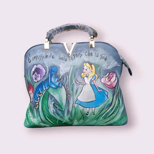 Borsa Dipinta a Mano - Alice e Brucaliffo - In Ecopelle - Colori Acrilici - Unica e Personalizzata 🧩 *Coordinabile su richiesta:* È possibile ordinare *un portafoglio o un giacchetto perfettamente abbinato* con lo stesso stile e soggetto ! Questa borsa dipinta a mano è ispirata al magico mondo di Alice nel Paese delle Meraviglie e presenta i protagonisti Alice e il Brucaliffo