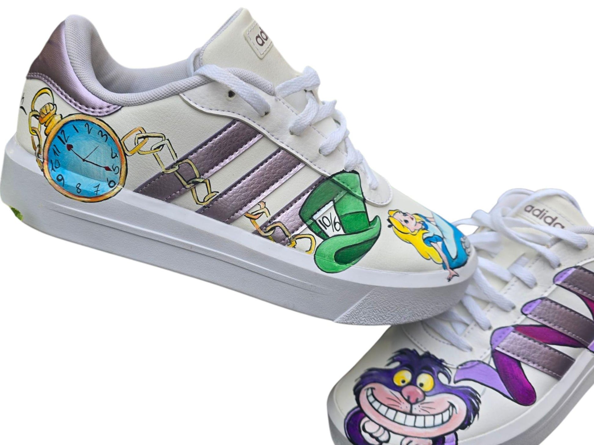Adidas Personalizzate – Tema Alice &amp; Stregatto 🎨🐱👓 Un tuffo nel Paese delle Meraviglie ai tuoi piedi! Queste Adidas dipinte a mano sono decorate con un’esclusiva personalizzazione ispirata a Alice nel Paese delle Meraviglie e al mitico Stregatto, perfette per chi ama la fantasia, l’arte e lo stile unico. Ogni dettaglio è curato a mano con colori acrilici professionali e protetto da una finitura resistente per garantire durata e originalità. 🐇🌈 🧩 *Coordinabile su richiesta:* È possibile ordinare *u