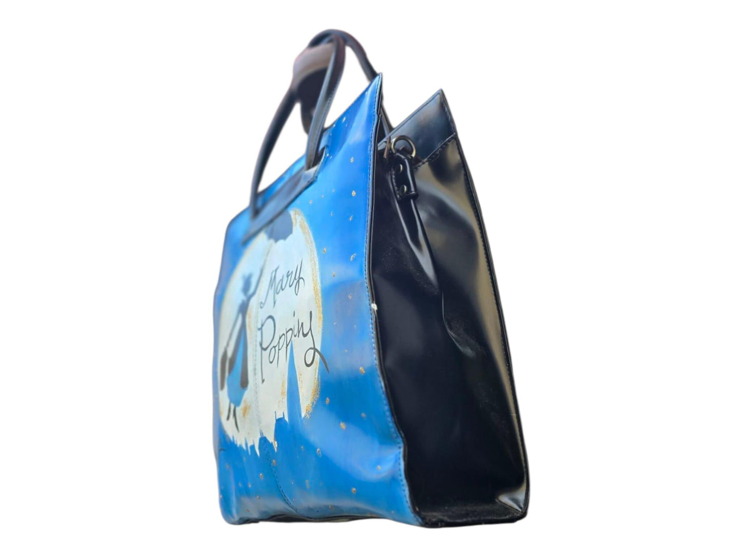 *Borsa blu dipinta a mano – Mary Poppins sotto la luna ✨☂️* 🧩 *Coordinabile su richiesta:* È possibile ordinare *un portafoglio o un giacchetto perfettamente abbinato* con lo stesso stile e soggetto ! Borsa rigida in ecopelle blu con manici corti neri, decorata interamente a mano con l’iconica silhouette di *Mary Poppins* in volo davanti alla luna. Un accessorio magico e senza tempo, ideale per chi ama distinguersi con stile e originalità. 🎨 *Dettagli:* - Ecopelle blu lucida