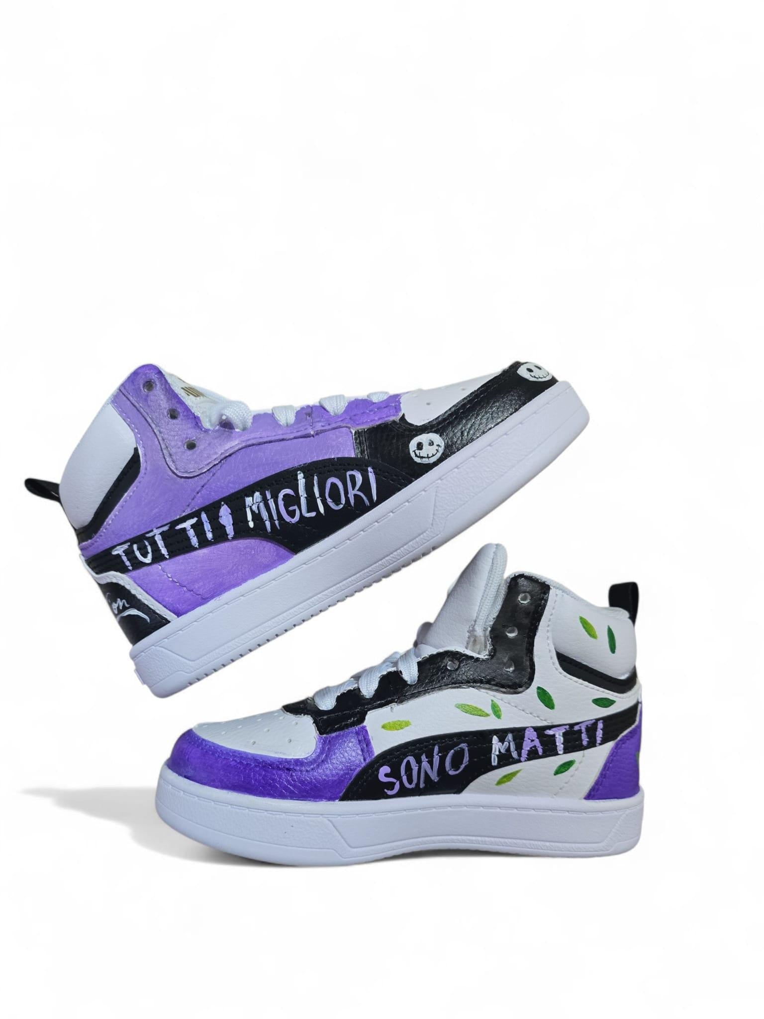 *Scarpe Puma bambino/bambina dipinte a mano 🎨* Un paio unico e originale: una scarpa con lo *Stregatto* e l’altra con *Jack di Nightmare Before Christmas*, realizzate a mano con *colori acrilici di alta qualità*, resistenti e durevoli. Ideale per piccoli fan dell’arte e dei cartoni, o come regalo speciale! La base è una *scarpa Puma*, ma su richiesta si può realizzare il disegno anche su altri modelli o numeri. 