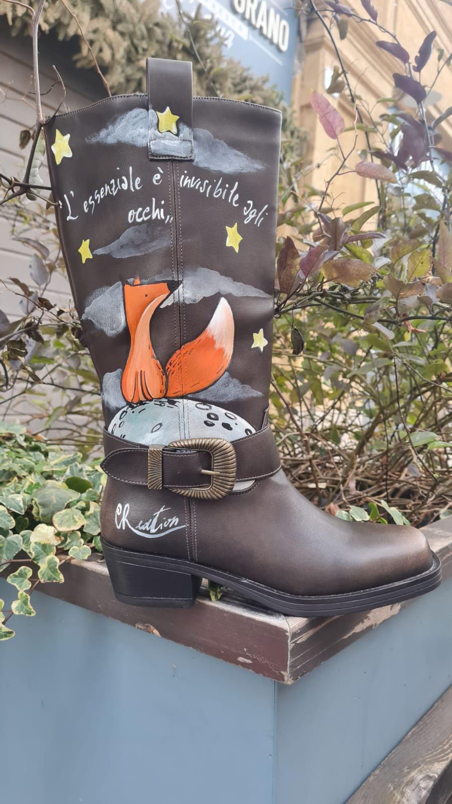 Stivali dipinti a mano - Il Piccolo Principe 🧩 *Coordinabile su richiesta:* È possibile ordinare *un portafoglio , una borsa o un giacchetto perfettamente abbinato* con lo stesso stile e soggetto ! Porta con te la magia del Piccolo Principe con questi stivali unici, dipinti a mano con cura e passione. Il design raffigura il piccolo principe seduto su una luna, mentre la sua fidata amica, la volpe, è disegnata su un pianeta lontano