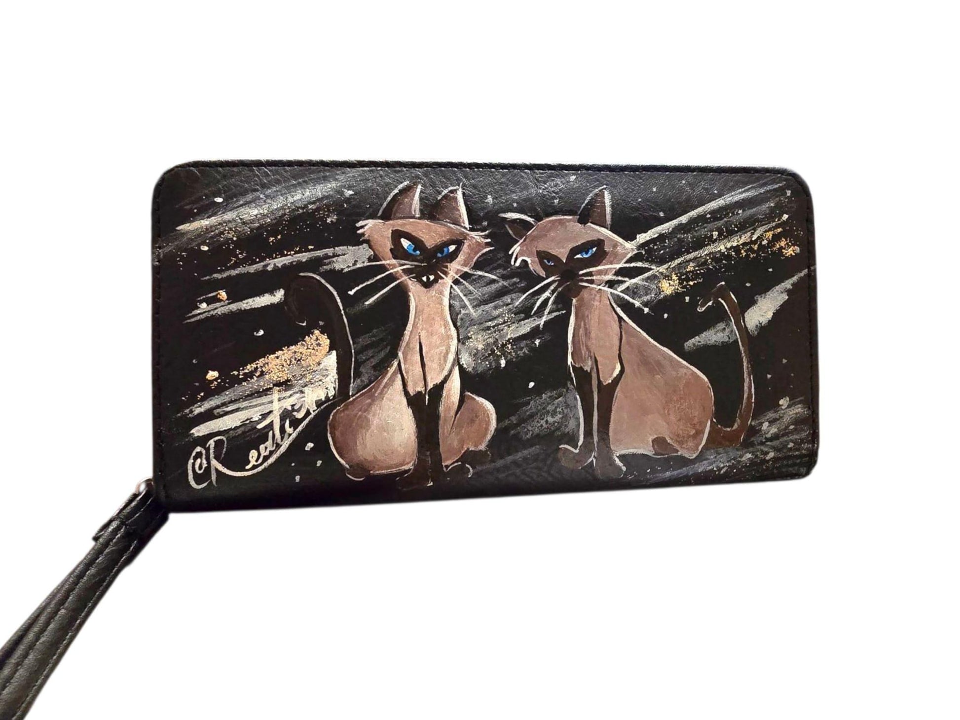 Portafoglio dipinto a mano – Gatti Siamesi dal cartone *Lilli e il Vagabondo* *Descrizione:* Portafoglio artigianale dipinto a mano con i celebri e simpatici gatti siamesi del classico Disney *Lilli e il Vagabondo*. Un pezzo unico, realizzato con cura e attenzione ai dettagli, ideale per chi ama distinguersi con accessori originali e personalizzati. Perfetto anche come idea regalo per gli amanti del mondo