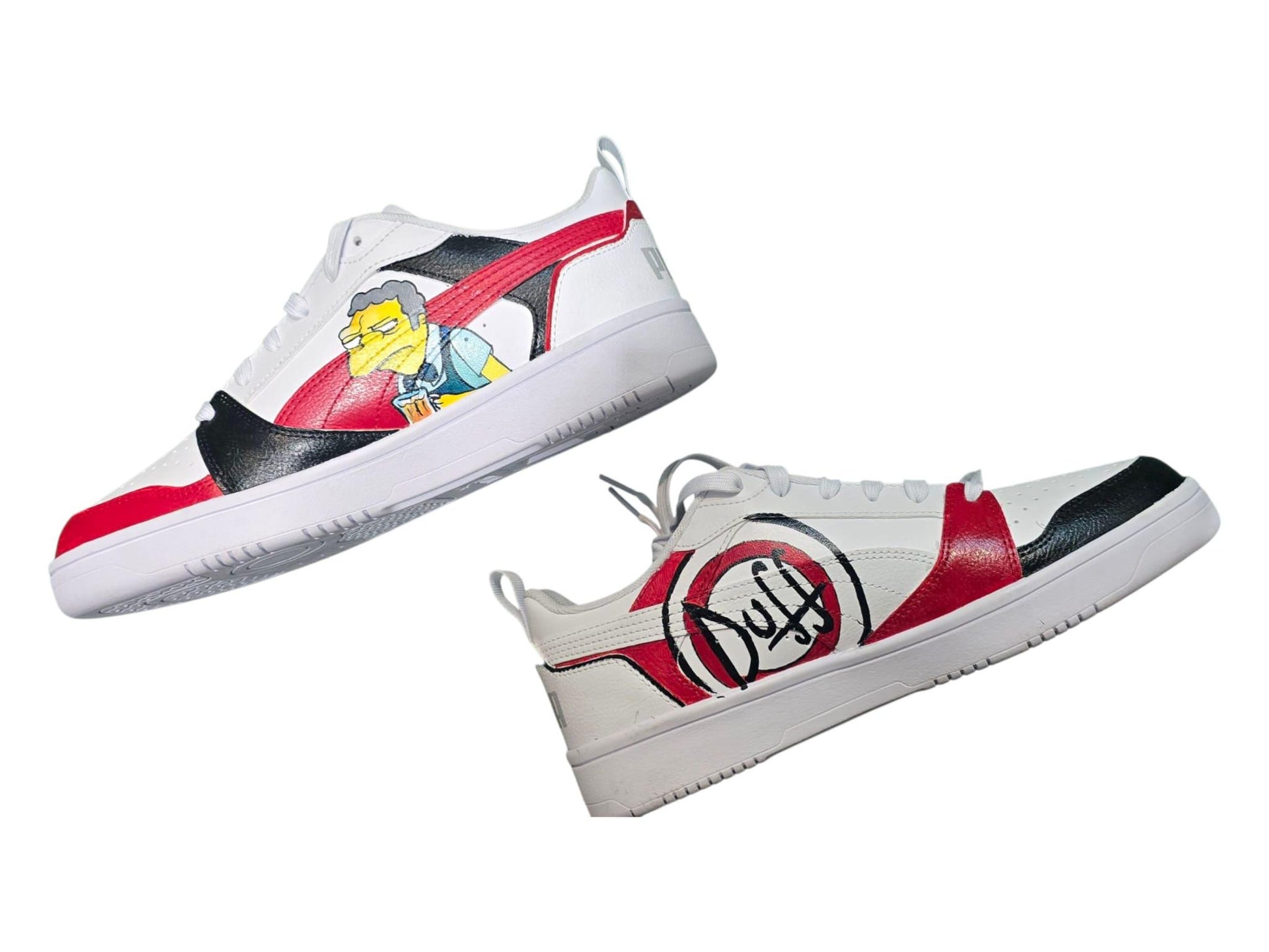 🎨 *Scarpe dipinte a mano - Puma n°42* 👟 Modello unico e originale con soggetto principale *I Griffin &amp; I Simpson insieme*, due icone dell’animazione unite su un’unica creazione! 🖐️ Ogni dettaglio è dipinto a mano con cura, rendendo queste scarpe un pezzo irripetibile. 📦 Disponibilità: - Pronta consegna se disponibili in negozio - In caso di vendita in negozio, verrà realizzato un set simile su ordinazione: - Stesso soggetto principale - Possibili piccole variazioni nel colore o nel modello di scarpe