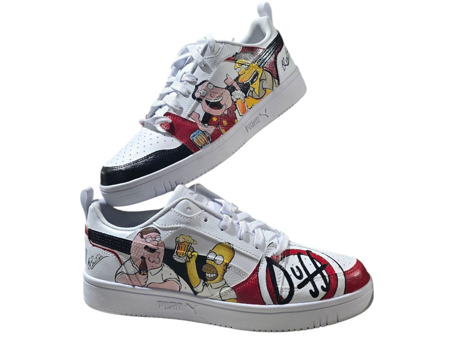 🎨 *Scarpe dipinte a mano - Puma n°42* 👟 Modello unico e originale con soggetto principale *I Griffin &amp; I Simpson insieme*, due icone dell’animazione unite su un’unica creazione! 🖐️ Ogni dettaglio è dipinto a mano con cura, rendendo queste scarpe un pezzo irripetibile. 📦 Disponibilità: - Pronta consegna se disponibili in negozio - In caso di vendita in negozio, verrà realizzato un set simile su ordinazione: - Stesso soggetto principale - Possibili piccole variazioni nel colore o nel modello di scarpe