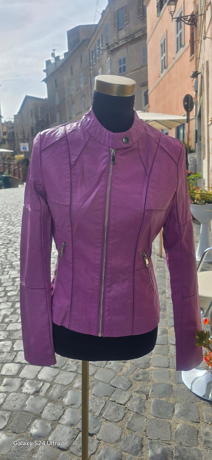 *✨ Giacca Dipinta a Mano – Rosa Incantata La Bella e la Bestia ✨* *Taglia disponibile: S donna* (contattami per altre taglie) Materiale: *Ecopelle/Pelle di alta qualità* Tecnica: *Colori acrilici professionali resistenti all’acqua e all’usura* Porta un tocco di magia nel tuo outfit con questa giacca artigianale ispirata a una delle storie più amate di sempre! 🌹✨ Il soggetto principale è *la Rosa Incantata della Bella e la Bestia*